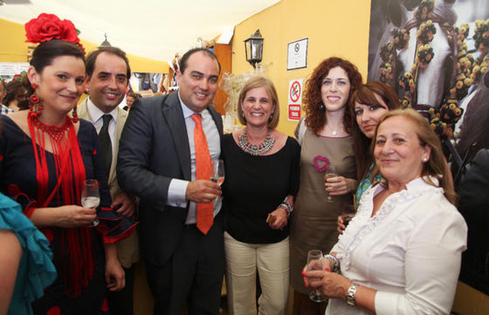 La alcaldesa María José García-Pelayo y  el primer teniente de alcalde brindaron ayer con las concejales del PSOE en el Ayuntamiento Miriam Alconchel y Ainhoa Gil; con Isabel Armario, secretaria provincial de Organización del PSOE; y con Araceli Marcos, en compañía del director de Diario de Jerez, David Fernández.

Foto: Vanesa Lobo