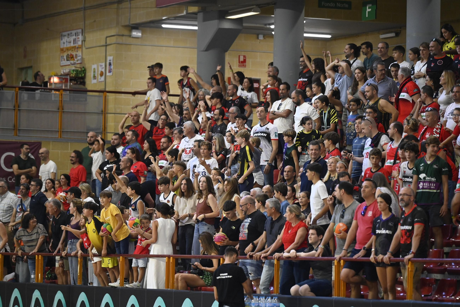 Las mejores fotos del ambiente en Vista Alegre para el Unicaja - Covirán Granada de la Copa de Andalucía de baloncesto