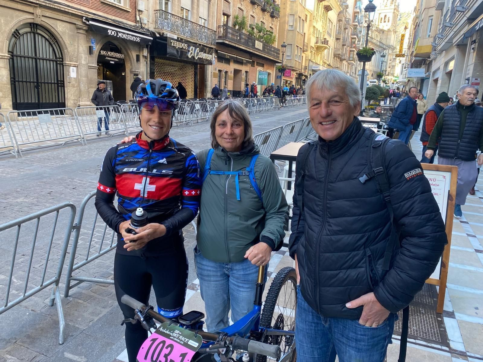 En imágenes: así ha salido a la Andalucía Bike Race desde la 'Carrera' de Jaén