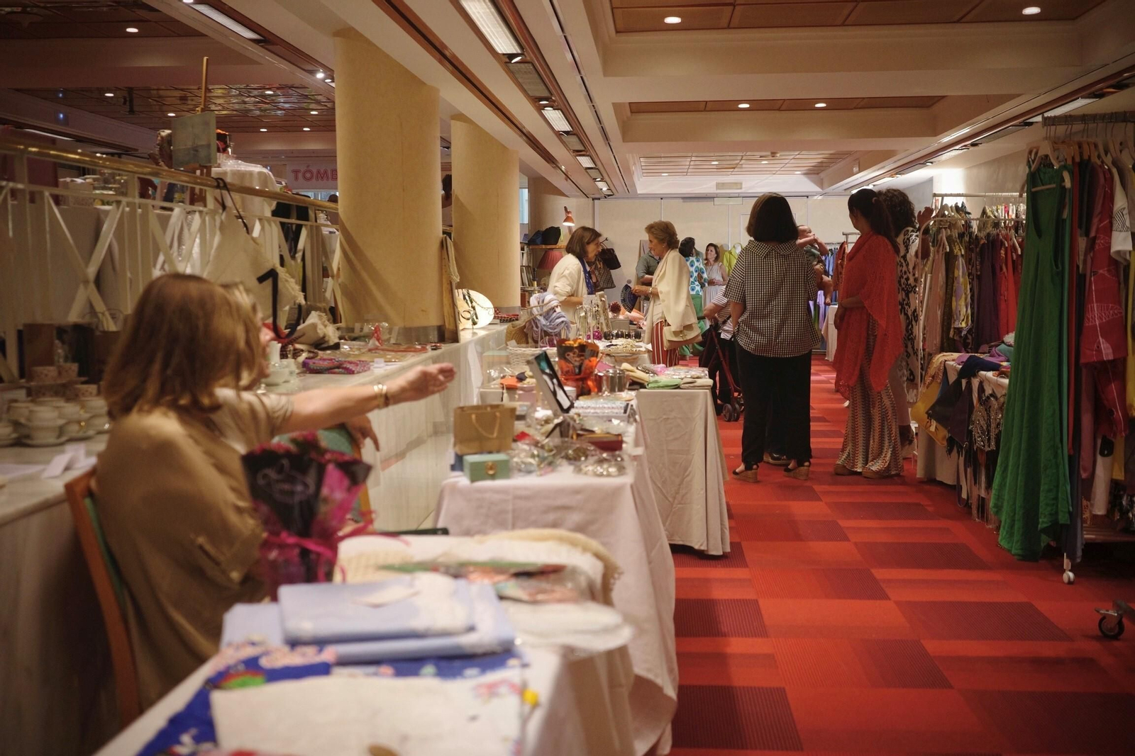 Una imagen del rastrillo de la Fundación Prodean en el Hotel Playa de Cádiz.