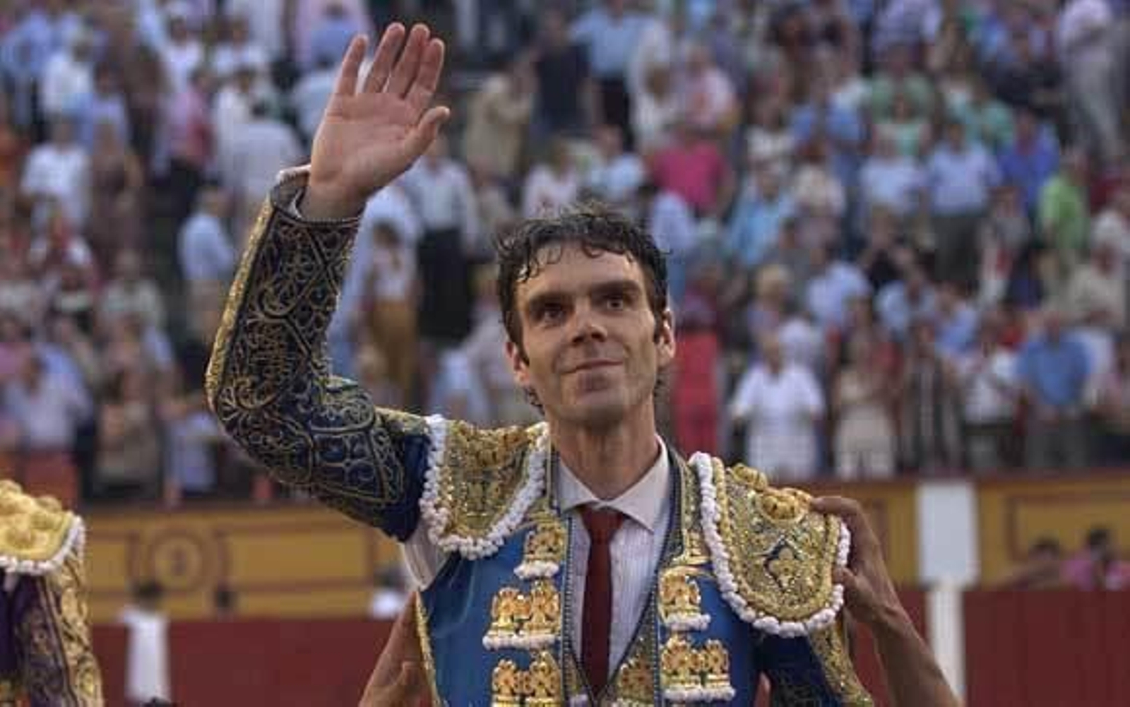 El torero José Tomás sale a hombros de una de sus corridas. El torero José Tomás sale a hombros de una de sus corridas.