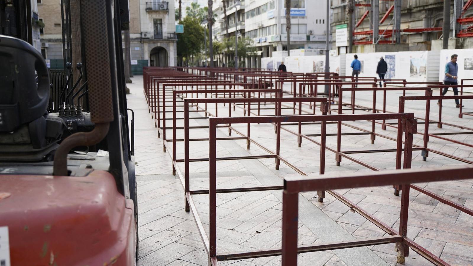 Estructuras de los palcos para Semana Santa en Huelva.