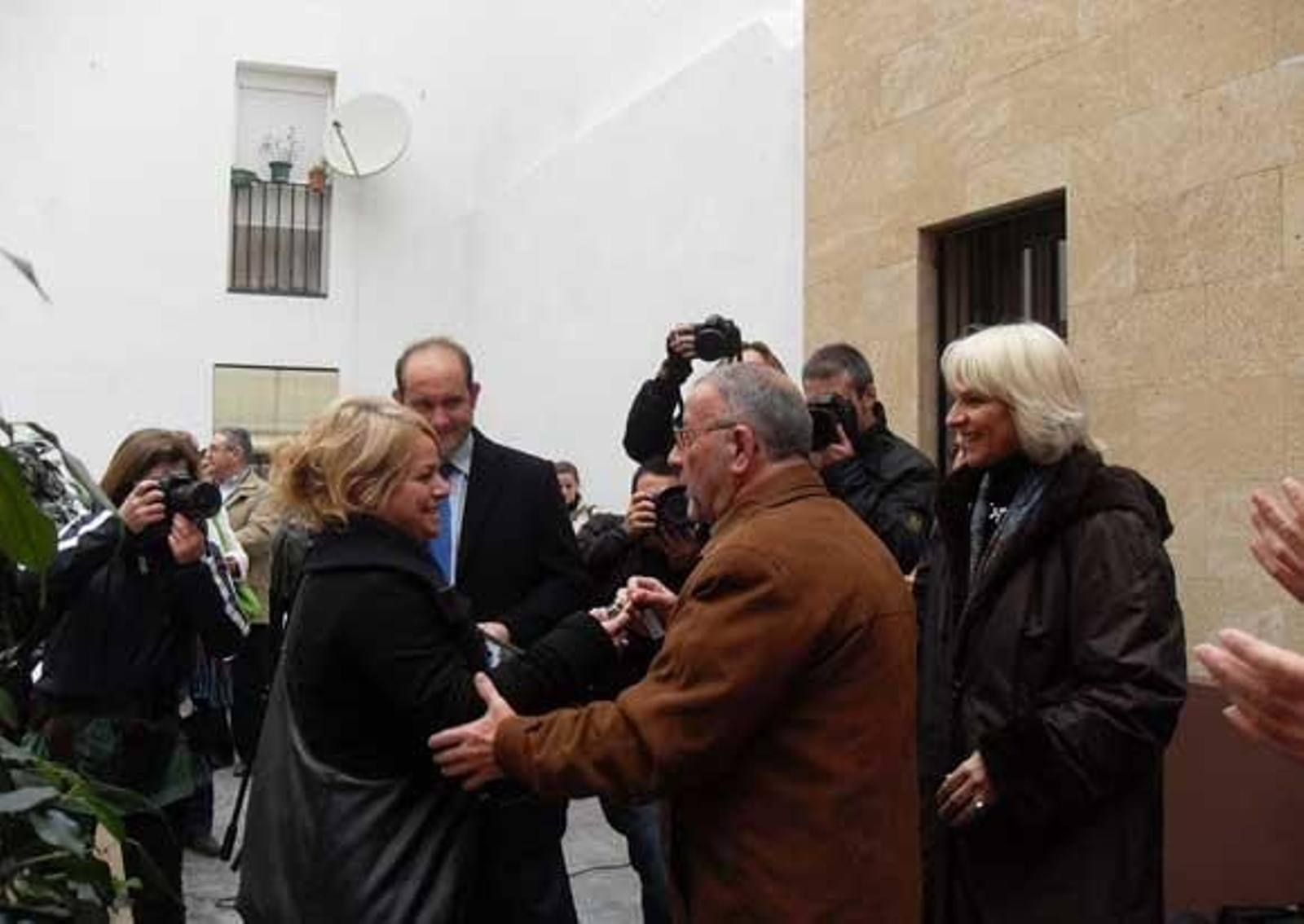 Teófila Martínez ha entregado dos promociones de viviendas del programa municipal en el barrio de Santa María de Cádiz./Fotos: A.G.

Foto: A.G.