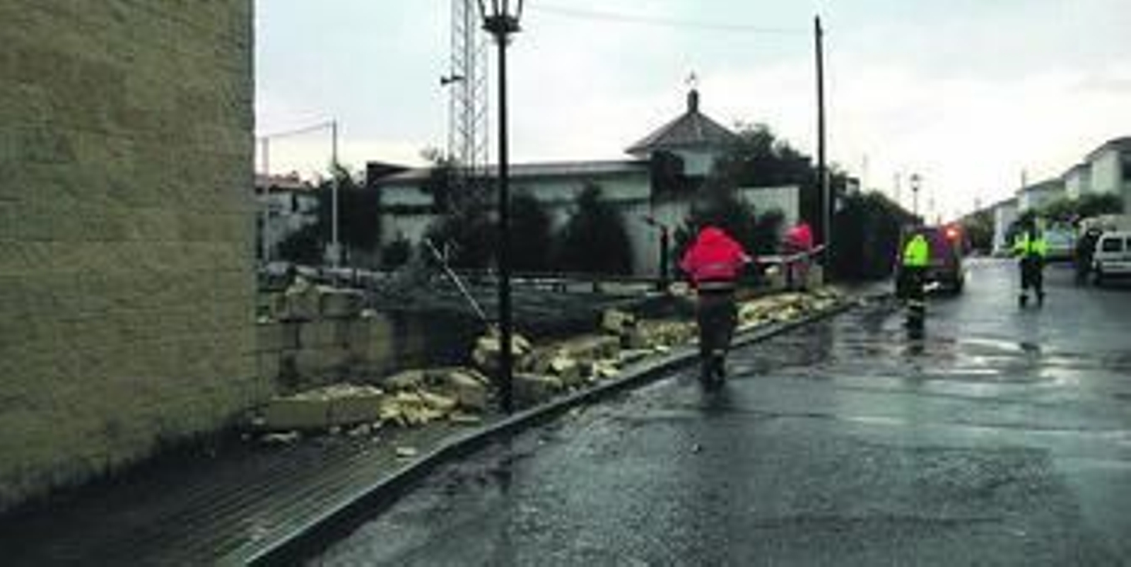 Operarios acordonan la zona donde se derribó parte del muro perimetral de acceso al campo de fútbol San Jerónimo.