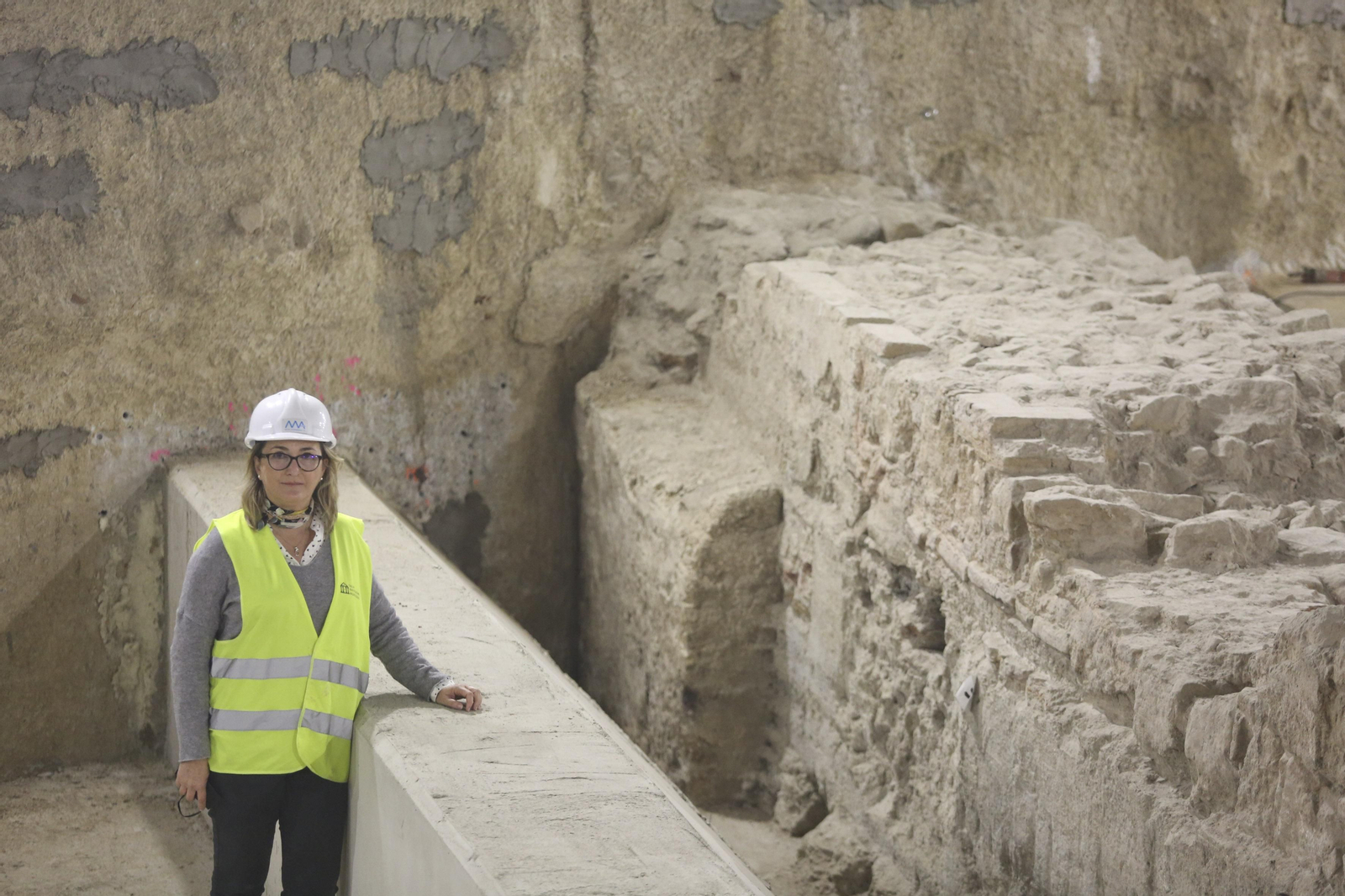 Ana Arancibia, junto a los restos de la muralla nazarí encontrada bajo la Avenida de Andalucía.