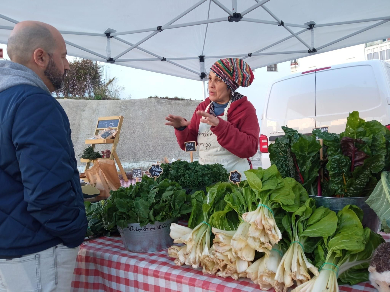 Olga Durán instala su puesto de verduras en el mercadillo de Vejer.