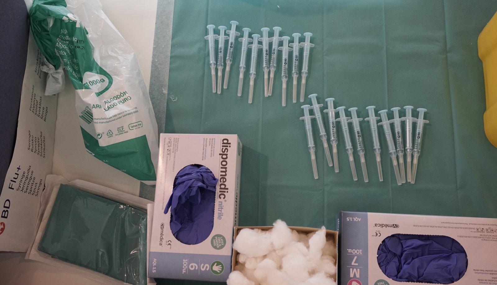 Imágenes de la vacunación de mayores en el Estadio de la Cartuja