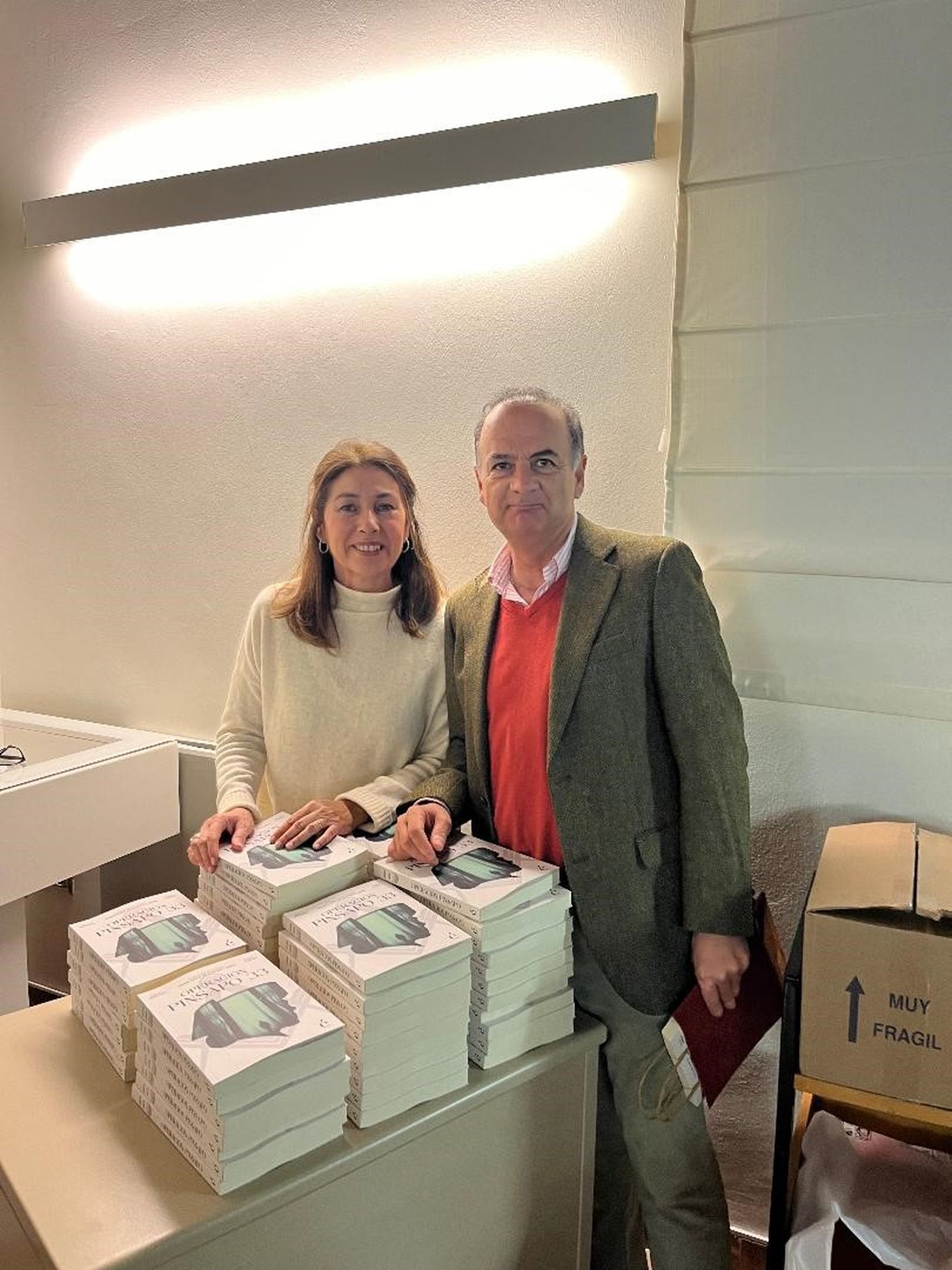 Keka Monedoro y Alfonso Palomino, ante unos ejemplares del libro.