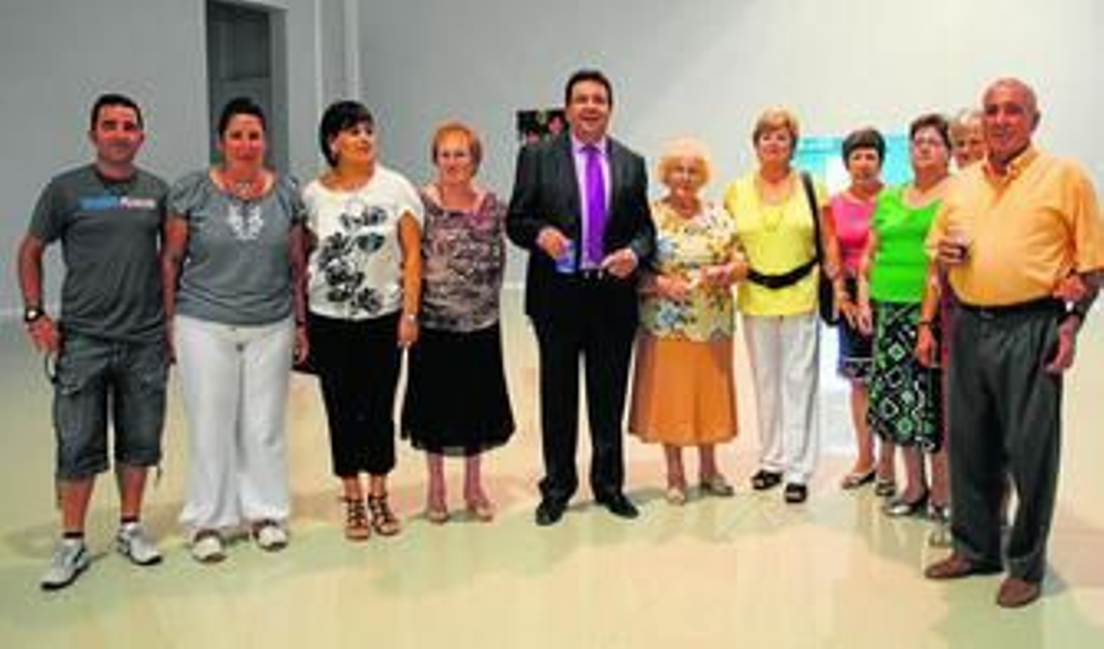 Francisco Rodríguez, en el centro, junto con toda su familia y trabajadores de la empresa, en la nave ubicada en Serón.