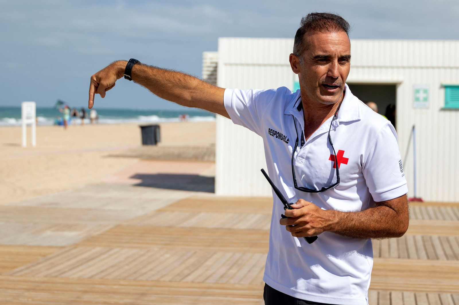 En imágenes: así se pone a prueba el servicio de socorrismo y salvamento de la playa de Camposoto