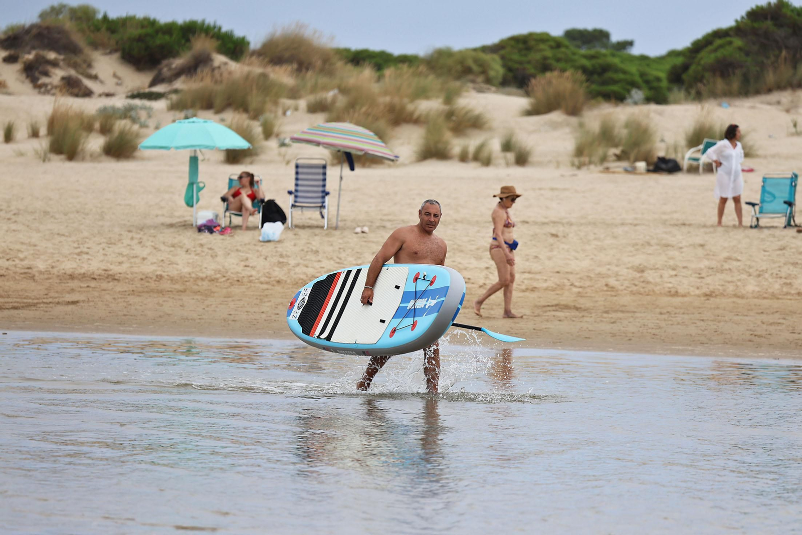 Imágenes del ambiente en las playas de Huelva en la mañana de domingo