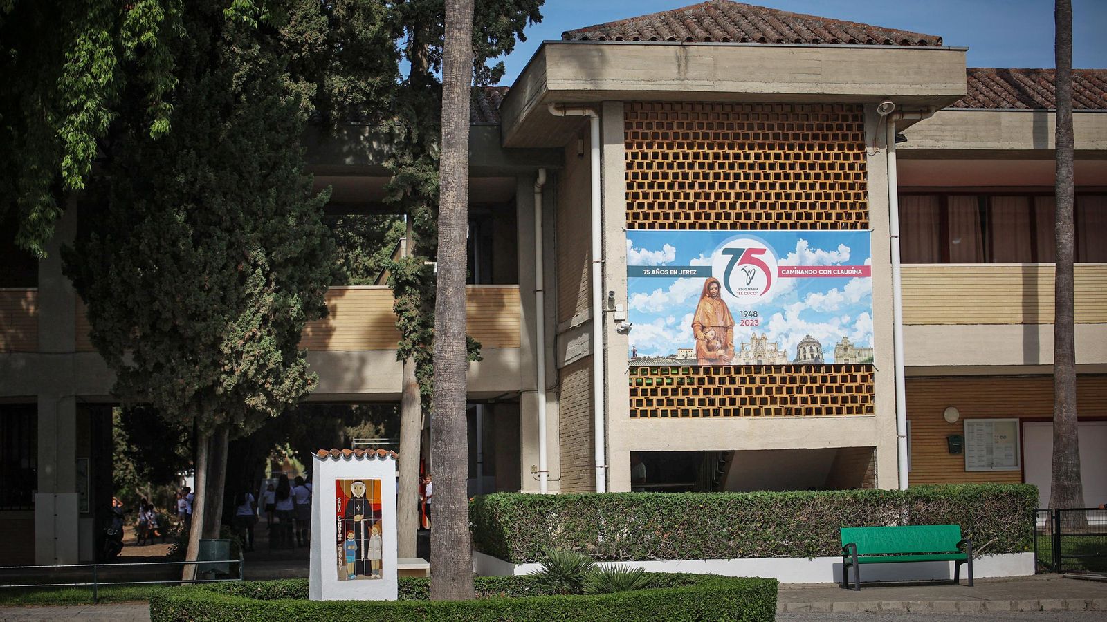 Cartel de los 75 años de la llegada de la congregación en el colegio 'El Cuco'.