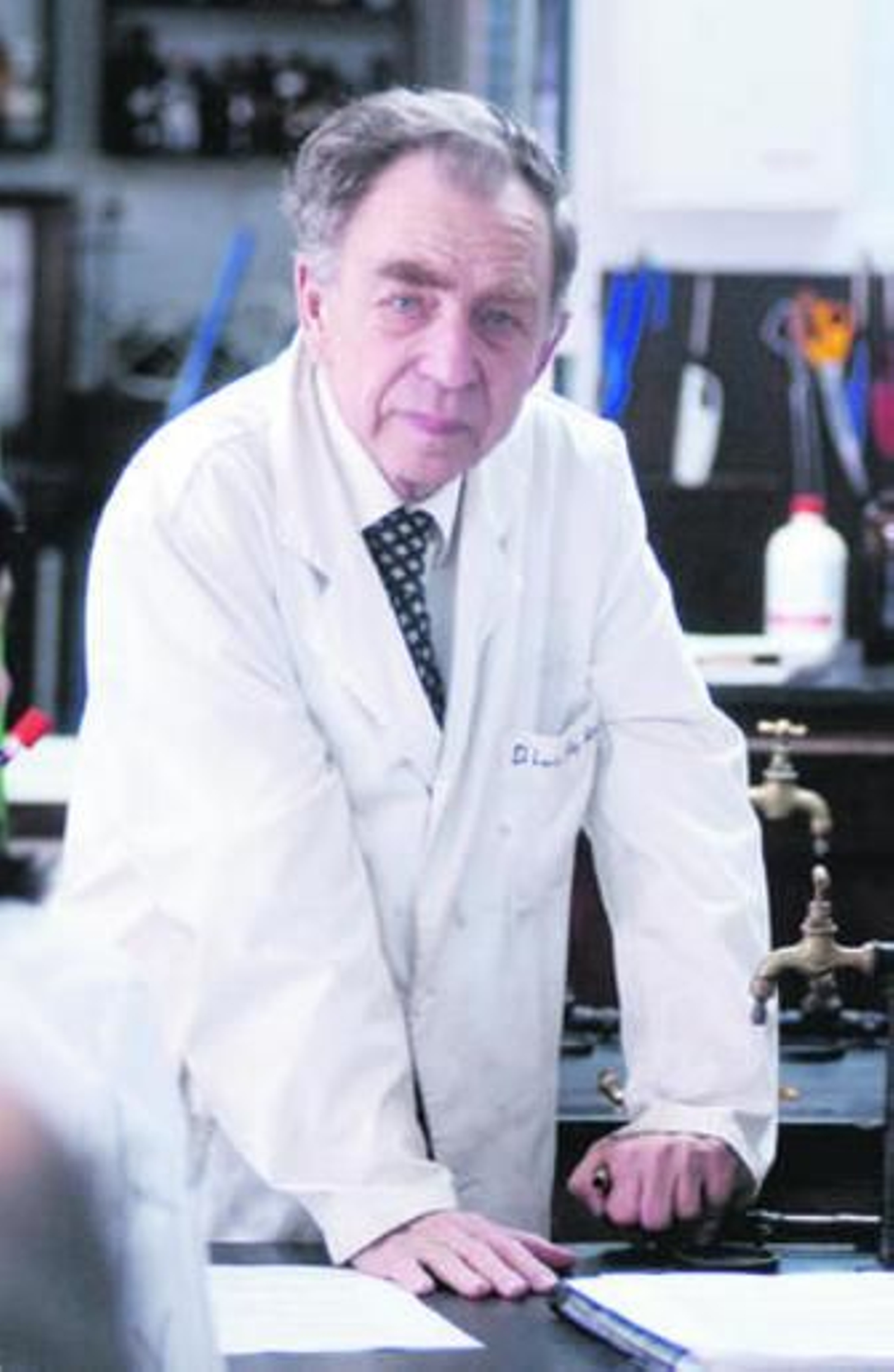 1. Una foto que define a la perfección la vida de Luis Rey Romero: con su bata blanca en el laboratorio. El fallecido fue uno de los mejores profesores de Química de la Sevilla de los años 60 y 70 2. Con su familia, también implicada en el proyecto del colegio San Francisco de Paula: su mujer, Maribel Goñi, actual directora de la Escuela Infantil, y su hijo, Luis Rey Goñi, quien ha cogido el testigo al frente del centro. 3. Luis Rey Romero, el día en el que Sevilla le dedicó una calle, junto al alcalde de Sevilla, Alfredo Sánchez Monteseirín, y el entonces portavoz popular, Jaime Raynaud.
