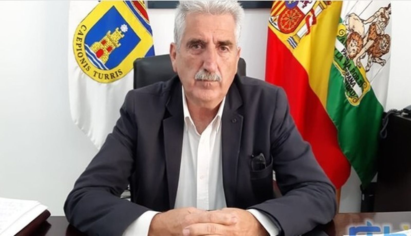 El alcalde de Chipiona, Luis Mario Aparcero, en un momento de sus declaraciones públicas.