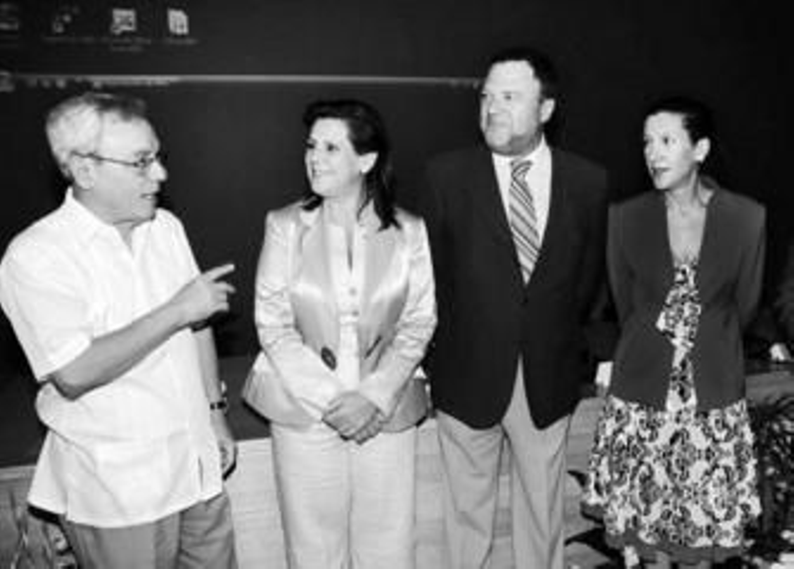 El restaurador Eusebio Leal (izquierda) habla con las autoridades presentes en el congreso. El restaurador Eusebio Leal (izquierda) habla con las autoridades presentes en el congreso.