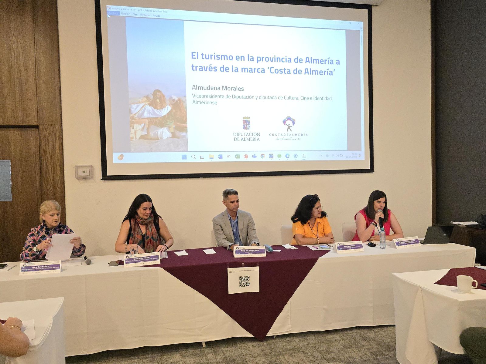 La diputada Almudena Morales, durante su ponencia en México.