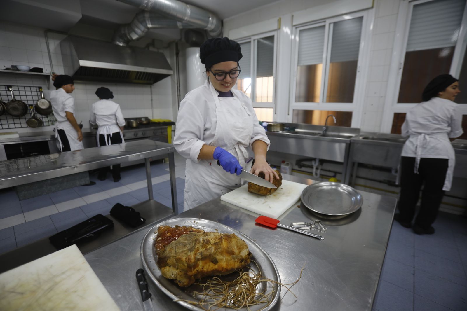 El restaurante y las cocinas del instituto Gran Capitán de Córdoba, en imágenes