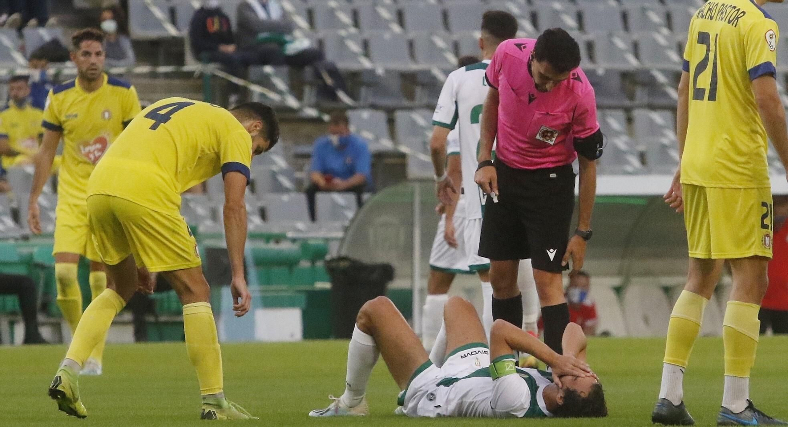 Miguel de las Cuevas se duele sobre el césped antes de retirarse lesionado.