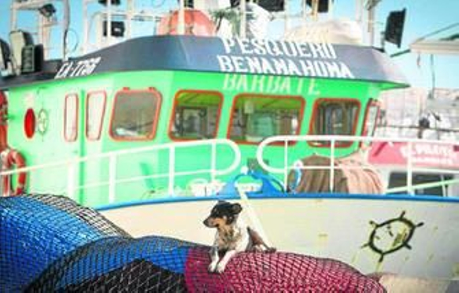 Un barco permanece amarrado en Barbate después de haber regresado de Marruecos.