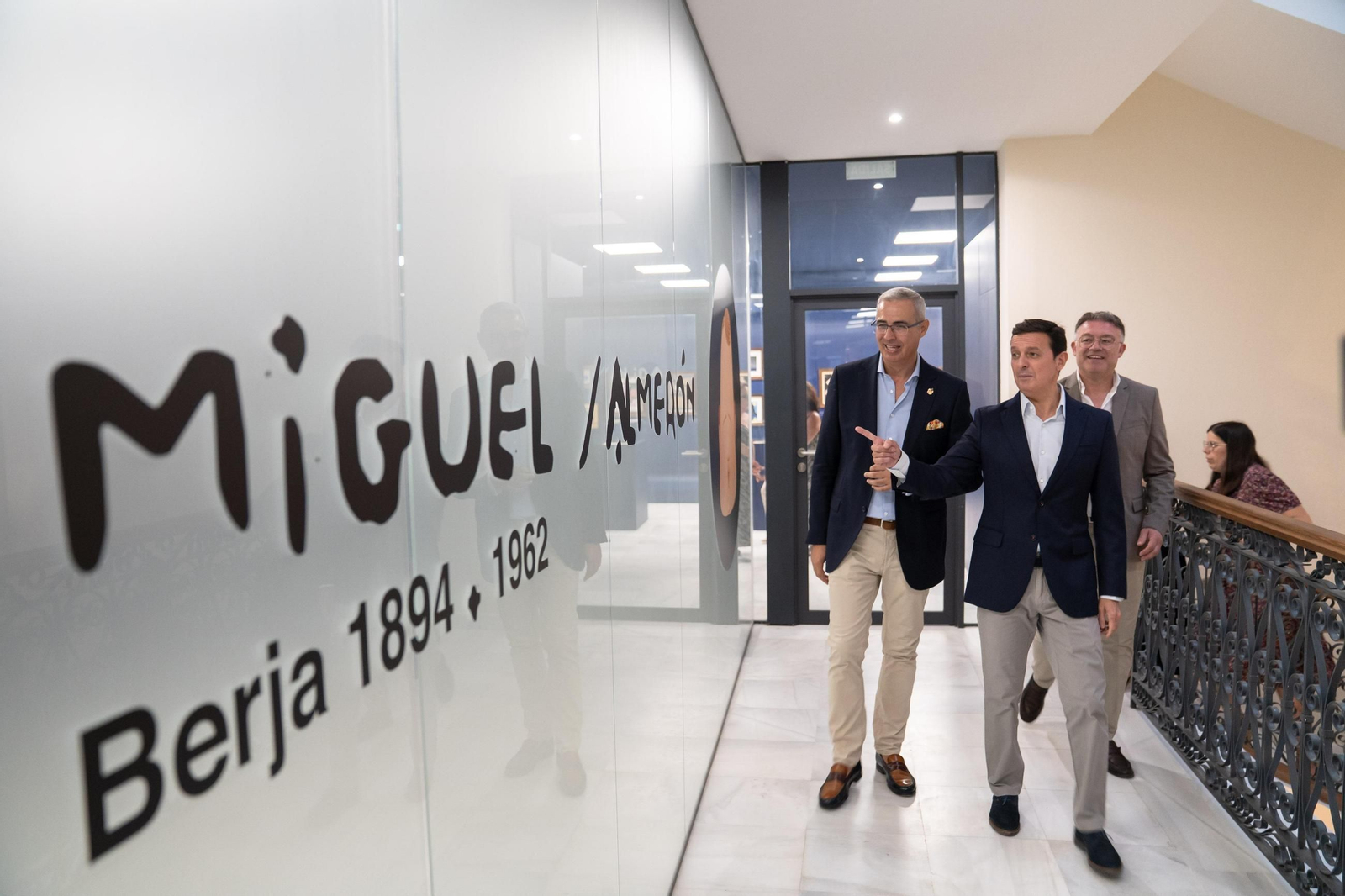 Javier A. García, Antonio Campos y José Carlos Lupión haciendo un recorrido por la sala dedicada a Miguel Salmerón Pellón,