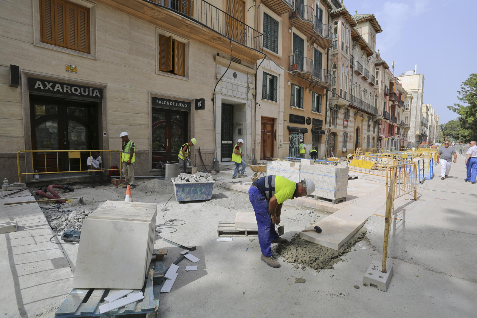 Fotos de la obra a contrarreloj en la Alameda Principal de Málaga