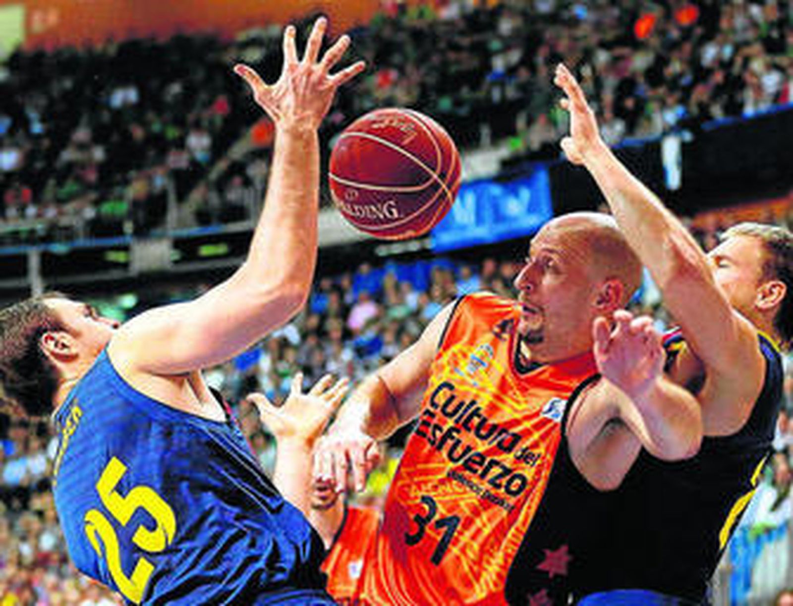 Los azulgrana Lorbek y Oleson tapan el intento de penetración de Barton.