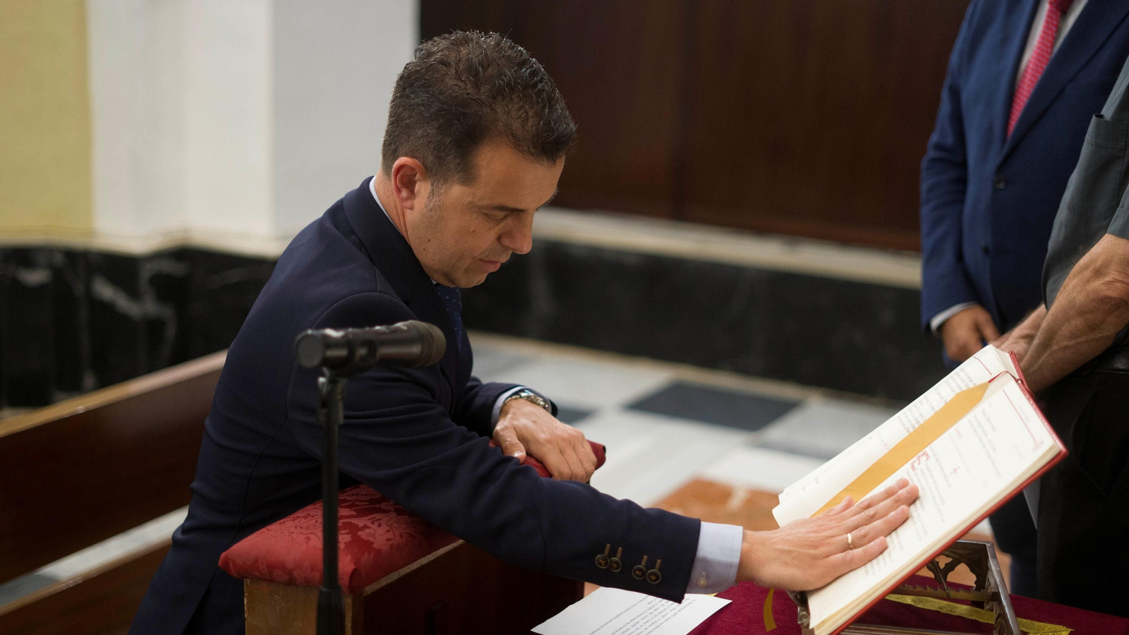 Jesús Posada López, nuevo miembro de la permanente del Consejo de Hermandades en San Fernando, en el momento de tomar posesión.