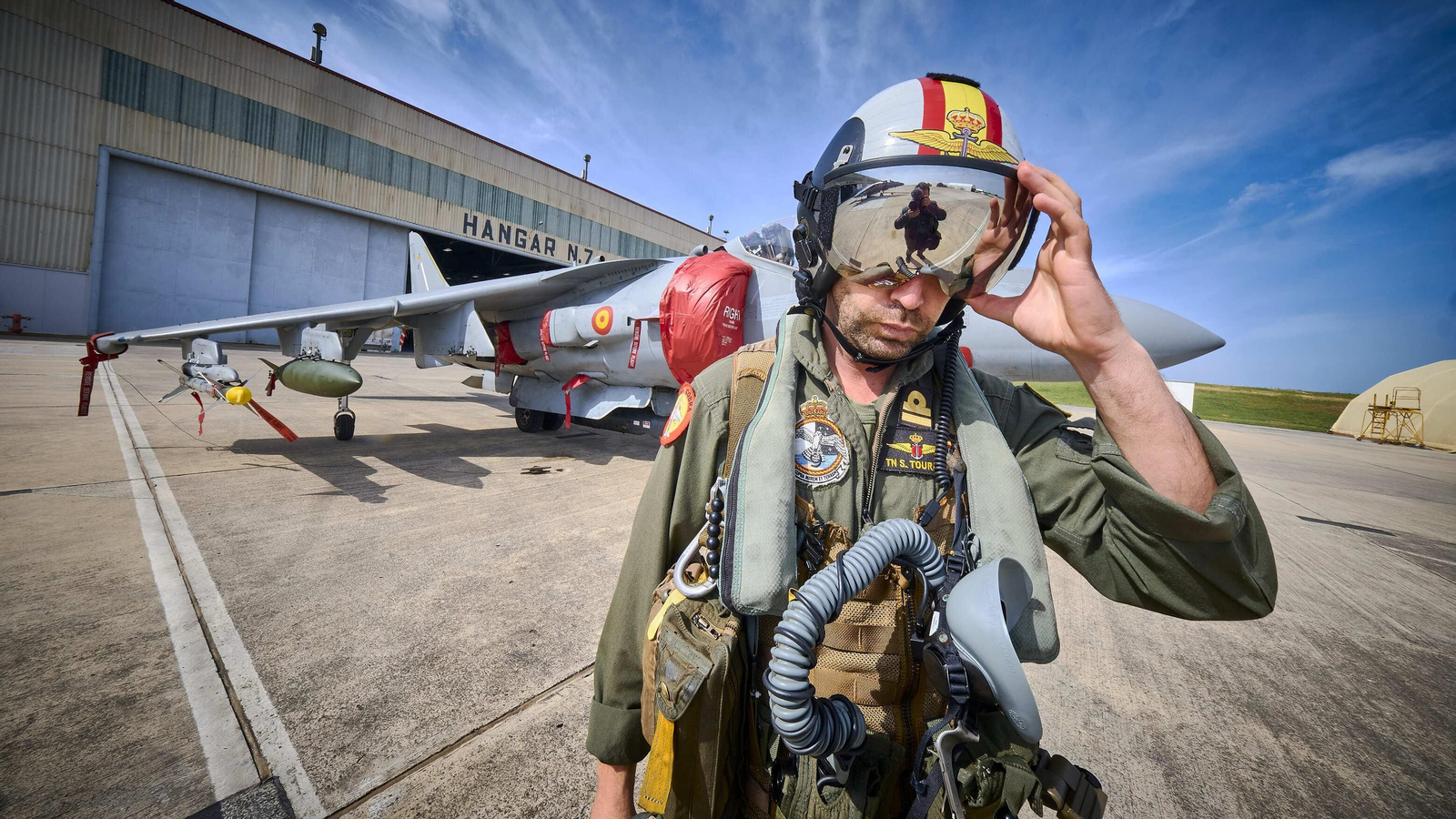 El teniente de navío Santiago Touriño, con su equipo completo de piloto junto a uno de los Harrier de la escuadrilla.