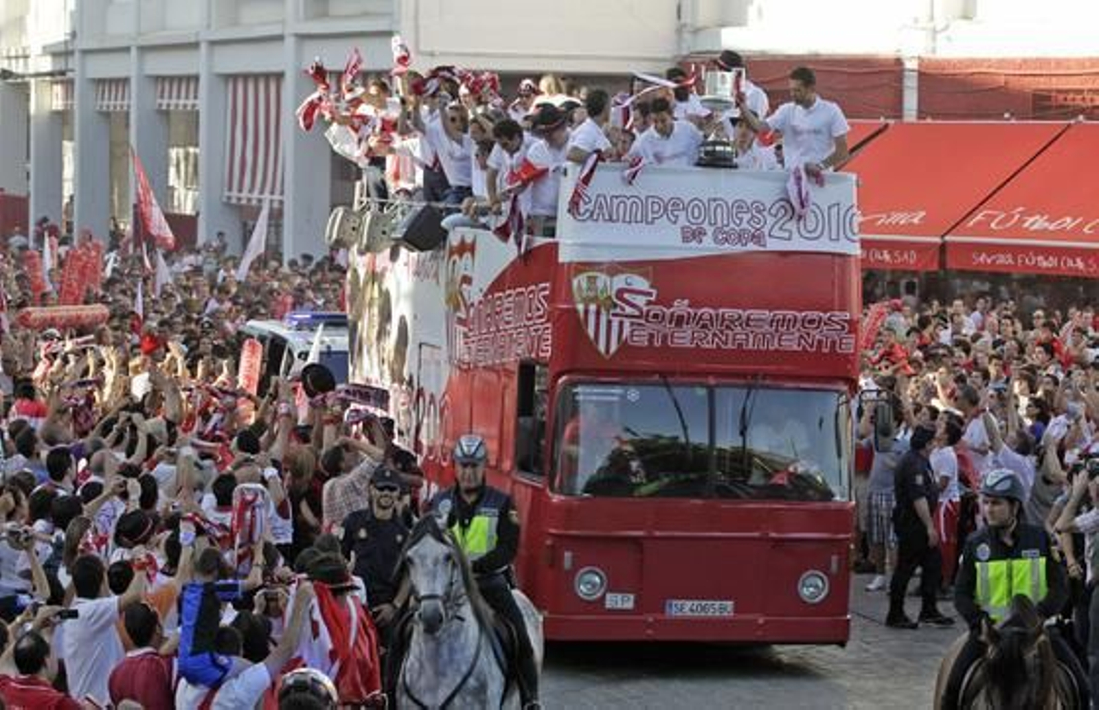 El Sevilla recorre la ciudad para festejar con sus aficionados el título de la Copa del Rey.

Foto: Antonio Pizarro