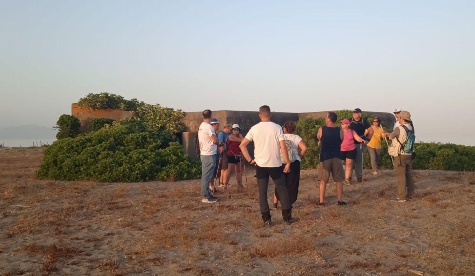 Un grupo visita los búnkeres de Sierra Carbonera