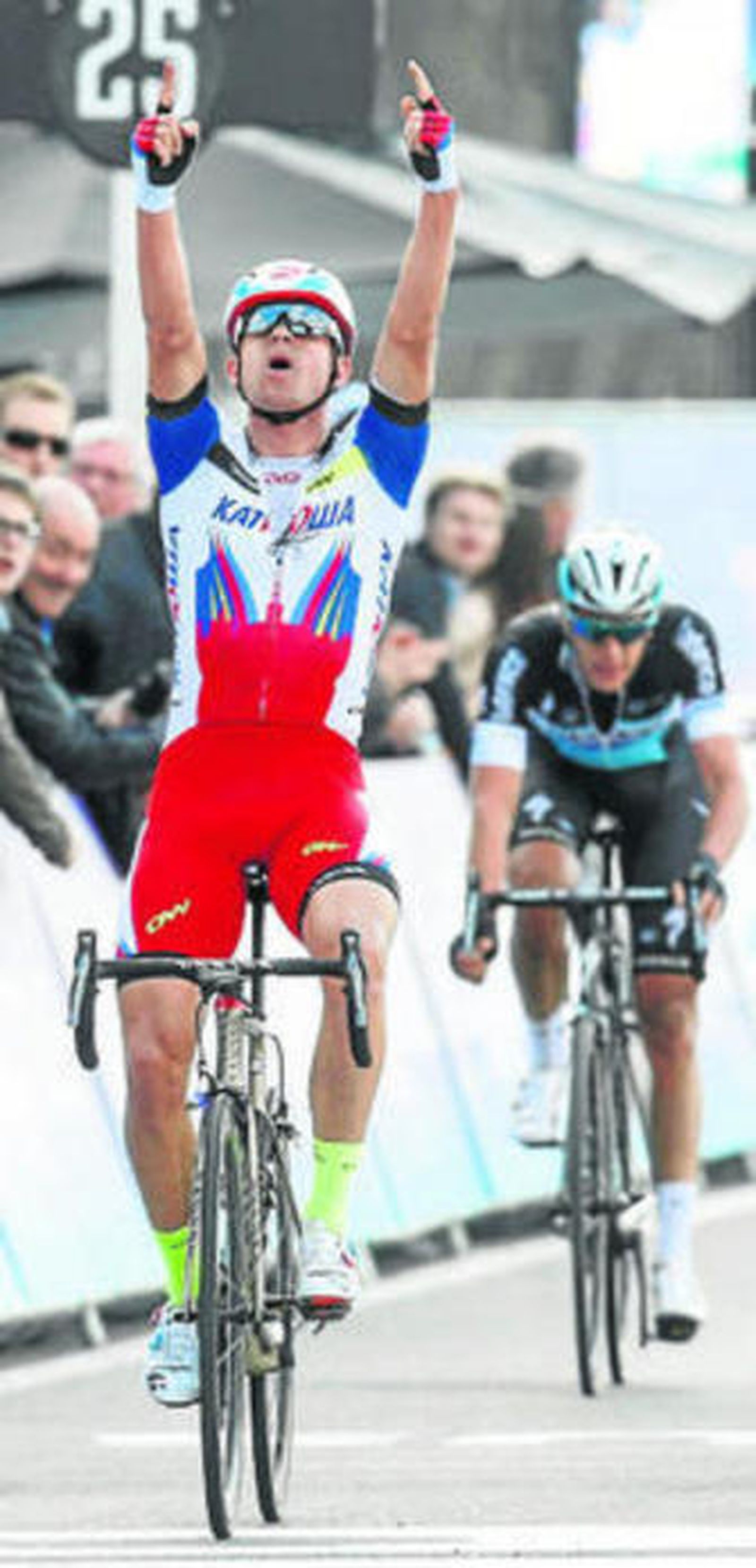 Kristoff mira al cielo al vencer en la meta a Terpstra.