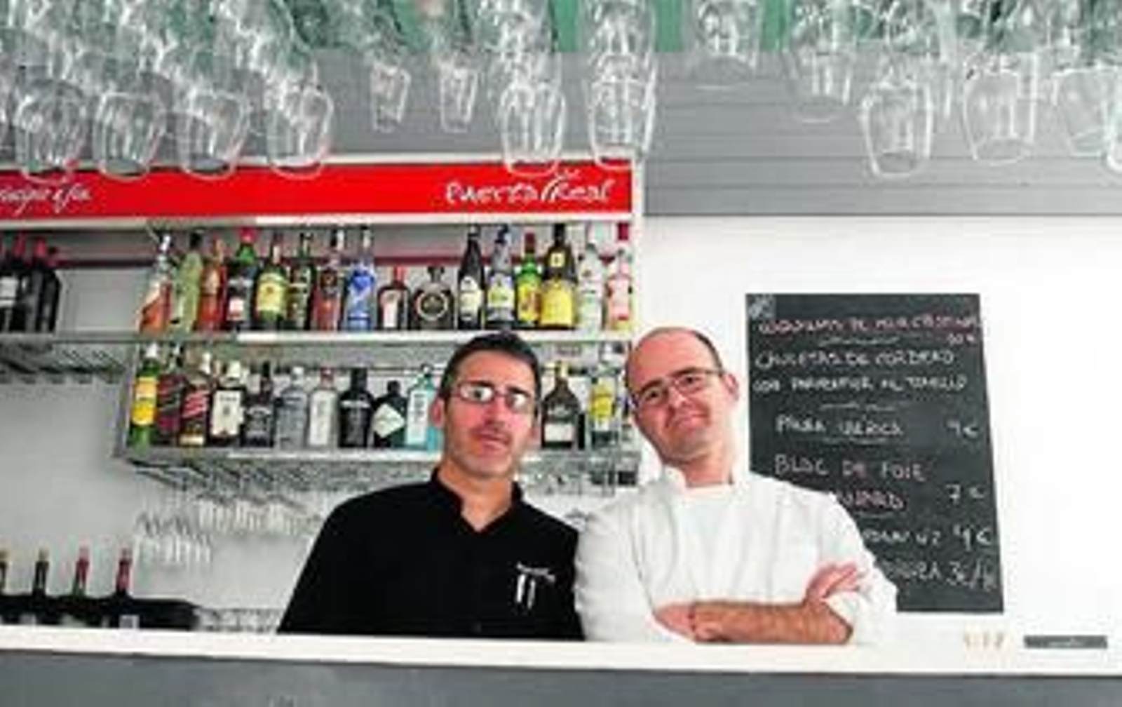 1. Su amplia terraza en la Puerta Real es uno de los grandes atractivos del local. 2. Rafa Jaén y el chef Juan Höhr posan en la barra del establecimiento. 3. La decoración actualiza las imágenes más emblemáticas de la ciudad.