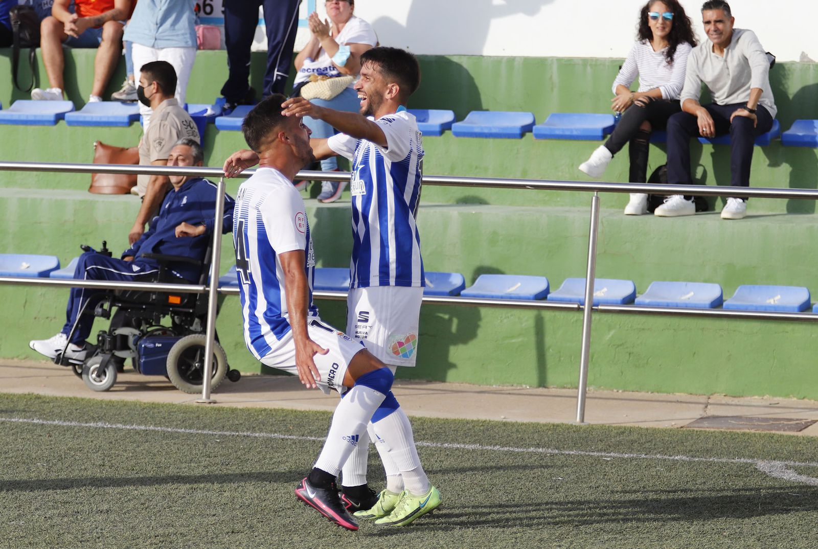 Imágenes del encuentro entre el Conil y el Recreativo de Huelva