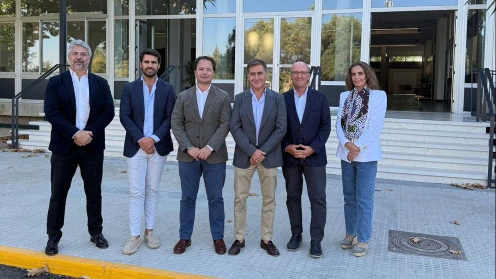 Representantes de ambas instituciones tras la firma del acuerdo.