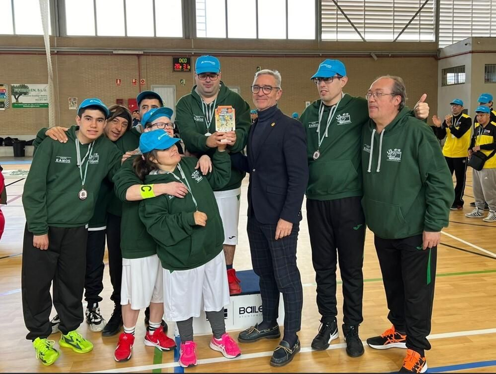 El alcalde de Bailén, Luis Mariano Camacho, posa con integrantes del club Ali-Up Bailén.