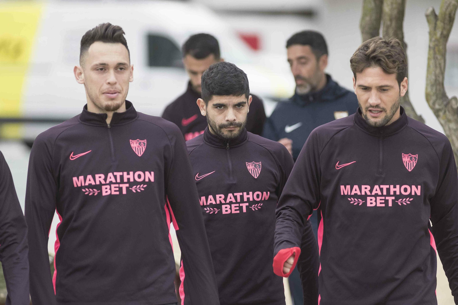 Ocampos, Banega y Franco Vázquez se encaminan al entrenamiento del Sevilla FC.