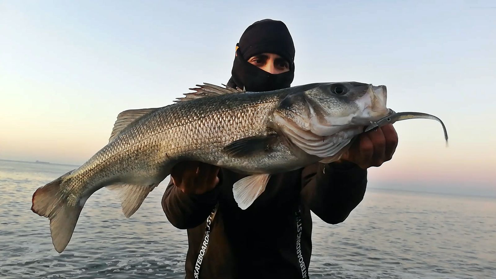 Para el influencer onubense la especie estrella en el spinning en la costa onubense es el robalo