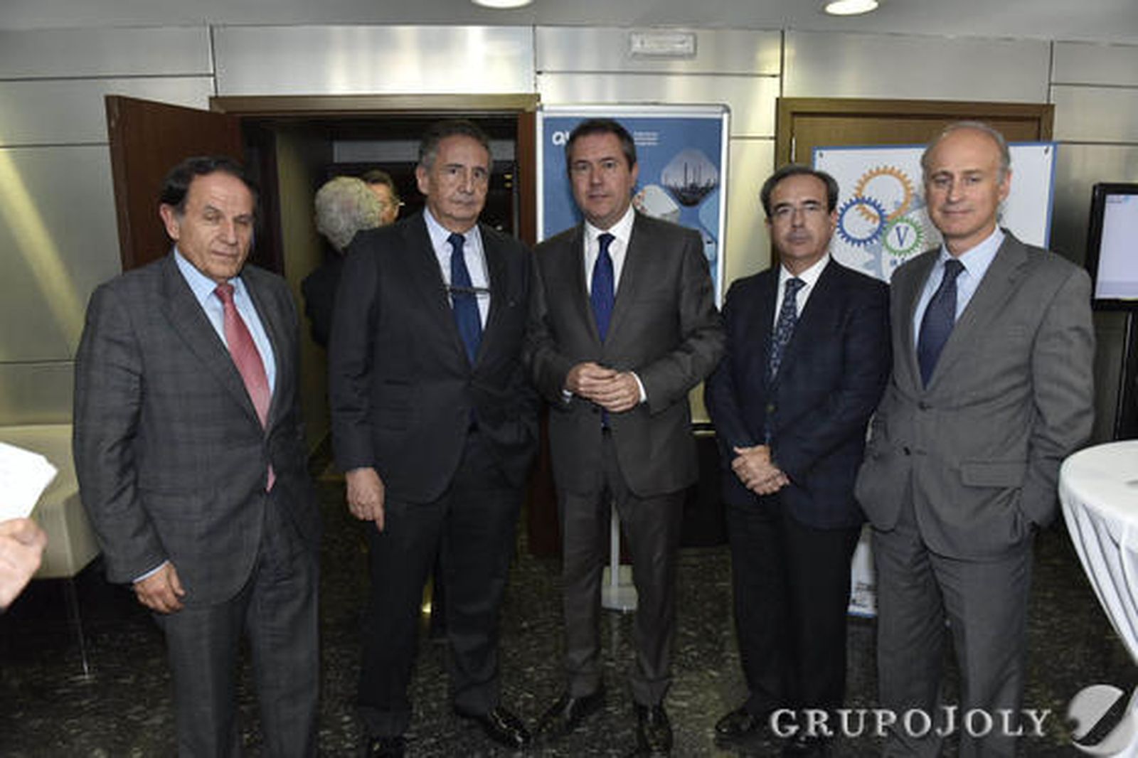 Antonio Pascual, presidente de la Fundación Sevillana Endesa; José Luis Manzanares, presidente de Ayesa; Juan Espadas; Juan Carlos Fernández, director general de Grupo Joly; y Francisco Velasco, director de la EOI en Sevilla.

Foto: JUAN CARLOS VÁZQUEZ