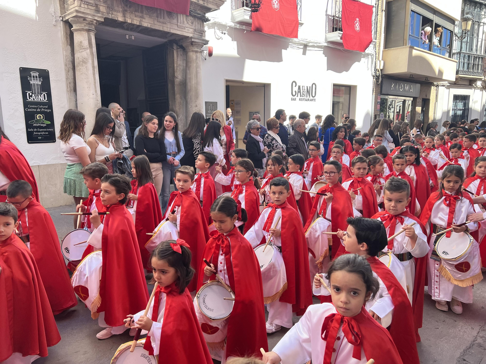 Niños de Priego de Córdoba en el cortejo procesional.