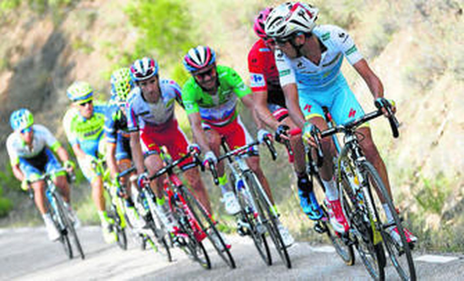 Fabio Aru mira hacia atrás, donde lo seguía Dumoulin hasta entonces, para lanzar el ataque definitivo que destrozó al holandés.