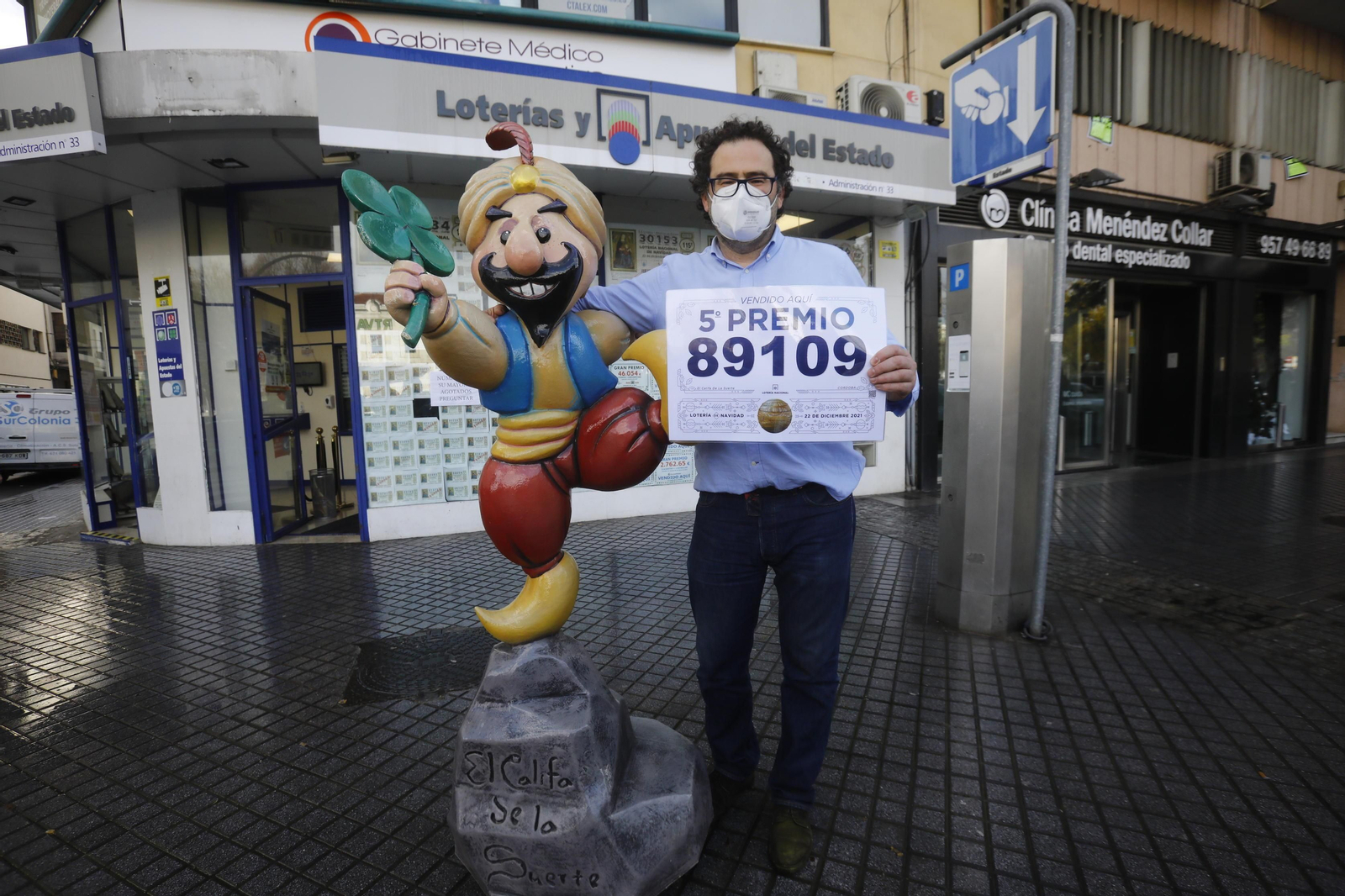 Agustín Hidalgo posa con el décimo del quinto premio repartido en su administración