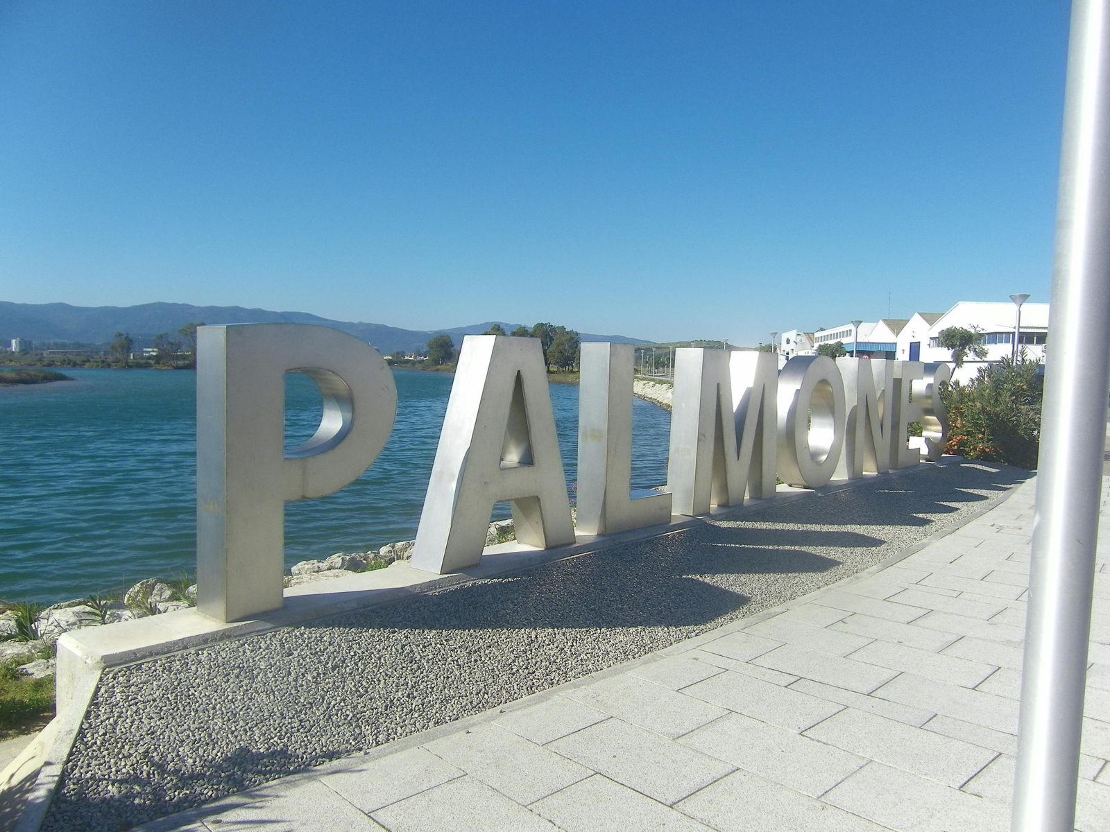 Cartel promocional de la pedanía campogibraltareña de Palmones, situado en el paseo marítimo, donde se concentran la mayor parte de los 2.000 habitantes.