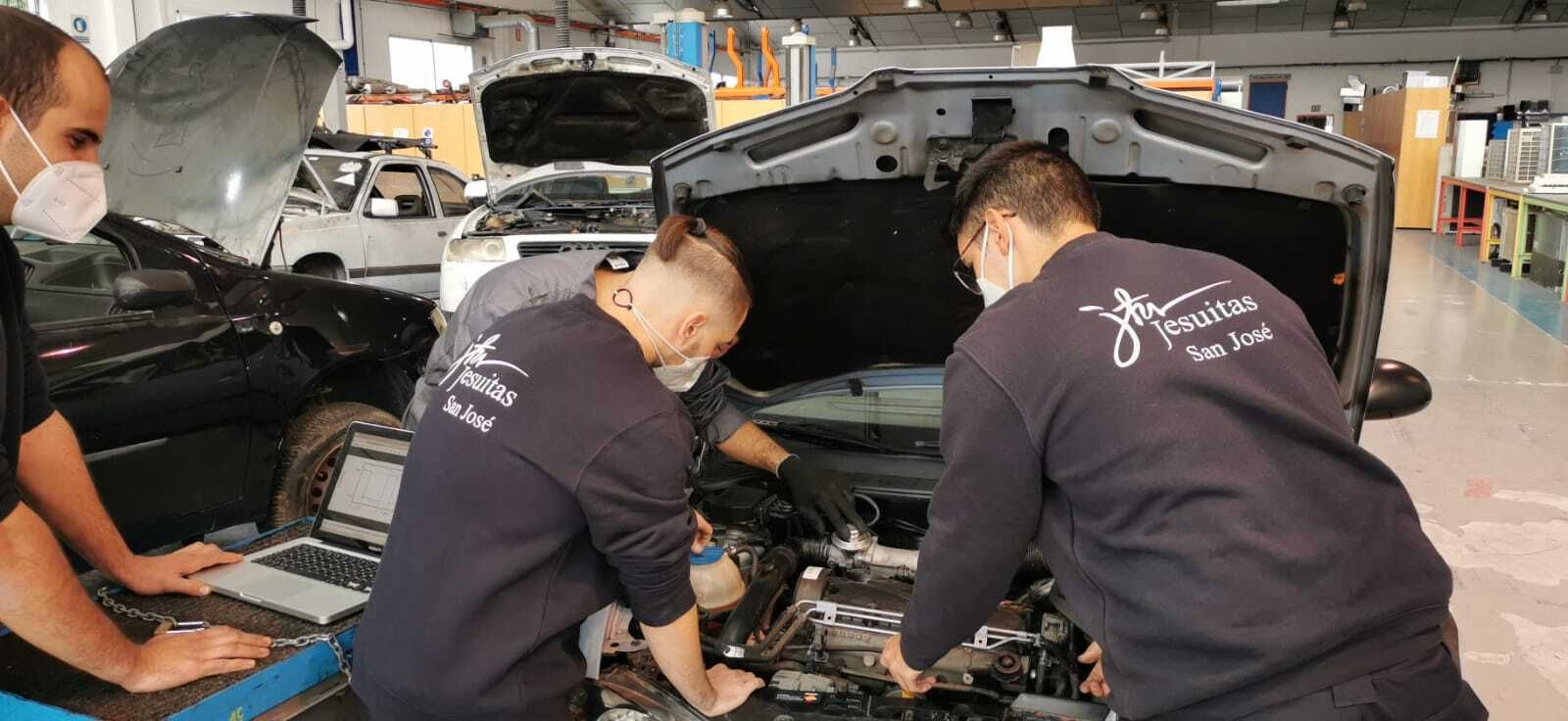 Alumnos de la familia profesional de automoción en el colegio concertado San José.