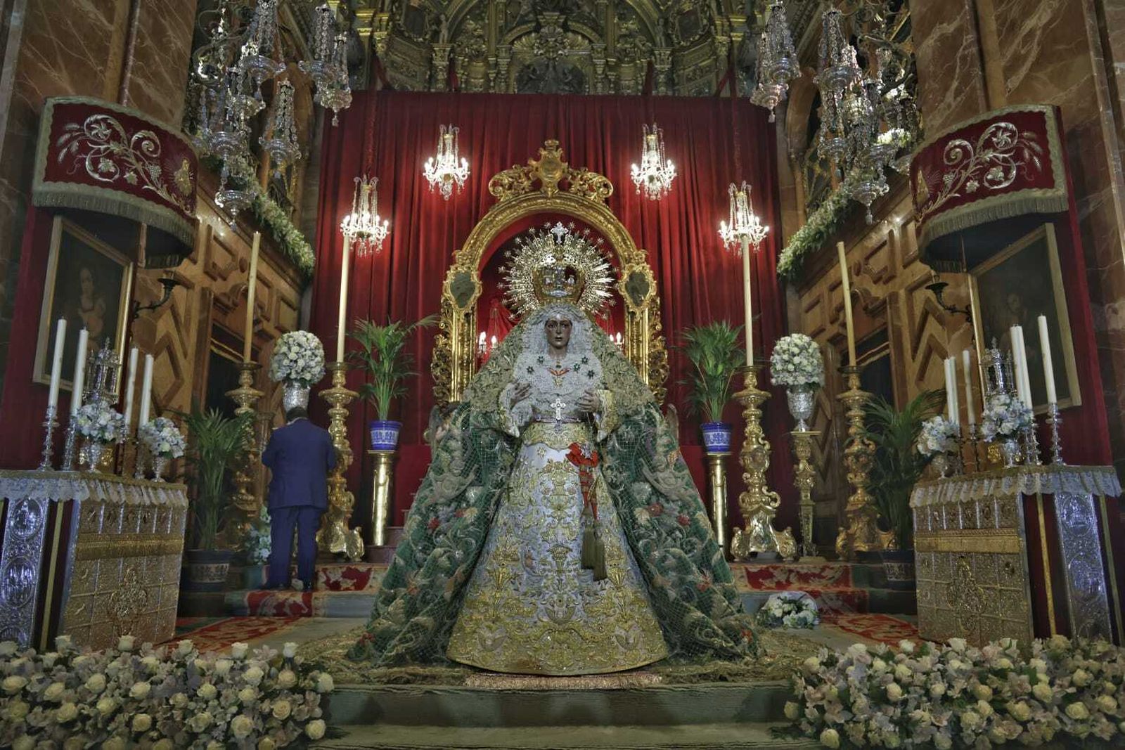 La Esperanza Macarena espera a los fieles en su acto reverencial.