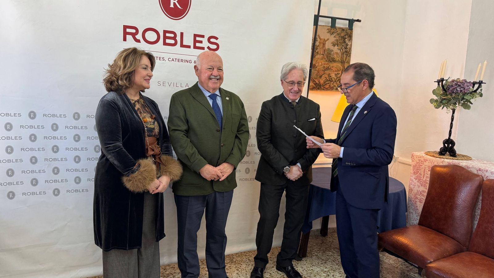 Pedro y Laura Robles, homenajeados por el Casino de Cazalla en presencia de Jesús Aguirre.