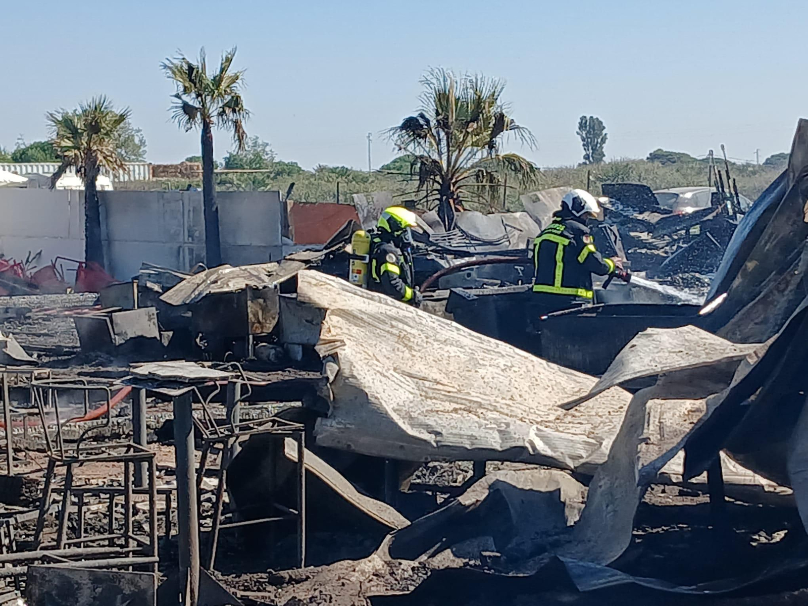 Las imágenes del incendio del chiringuito El Arenal de El Palmar
