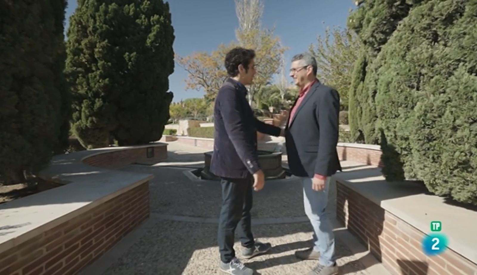 el presentador junto al director de la Alcazaba.