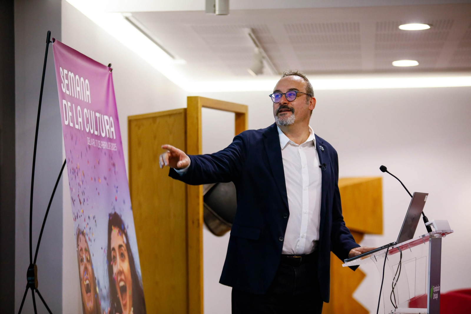 Semana de la Cultura UAL en Fundación Unicaja de Almería con Juan Luis Cano experto en defensa planetaria, en imágenes