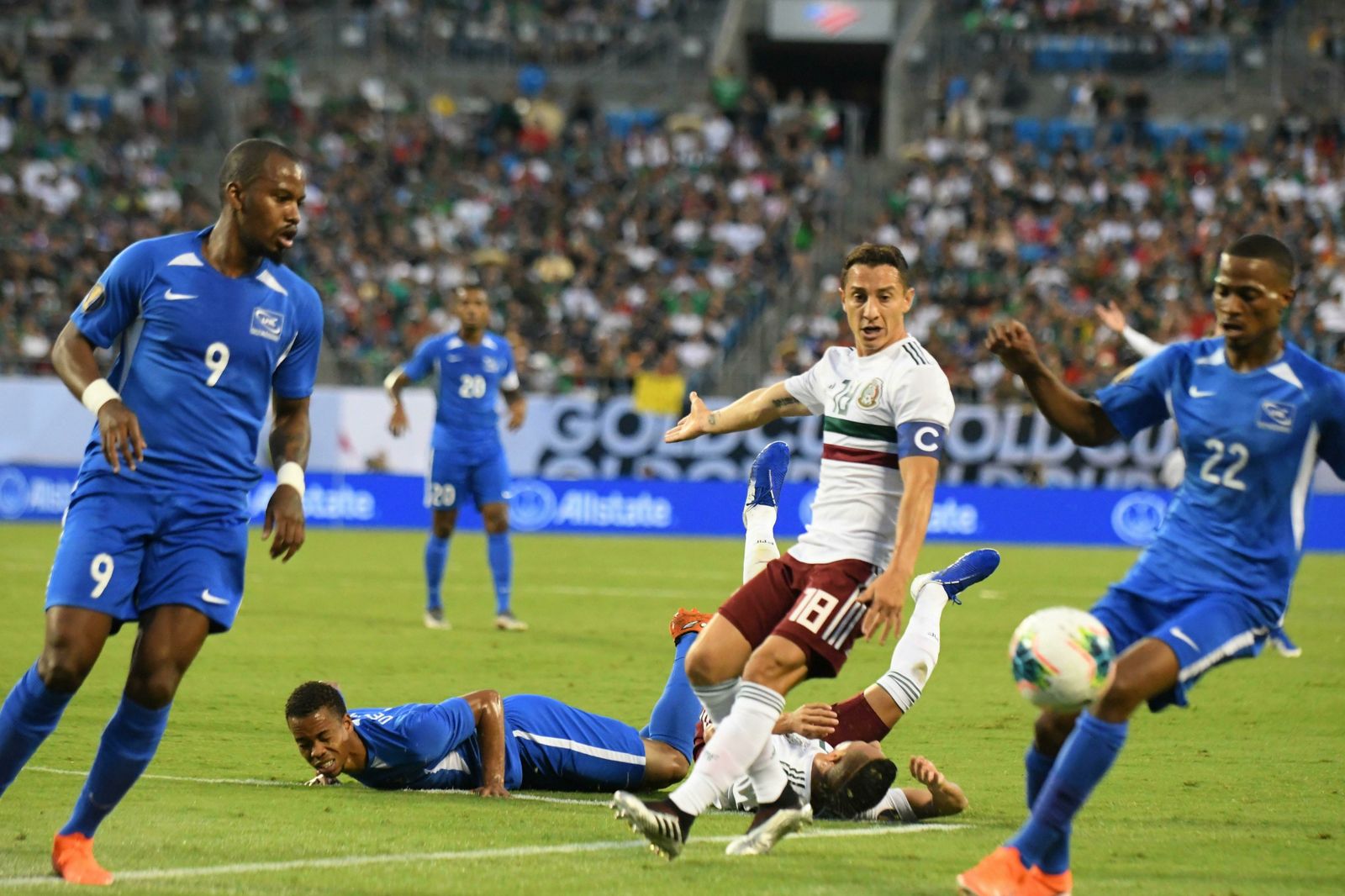 Guardado, en un lance del encuentro ante Martinica.