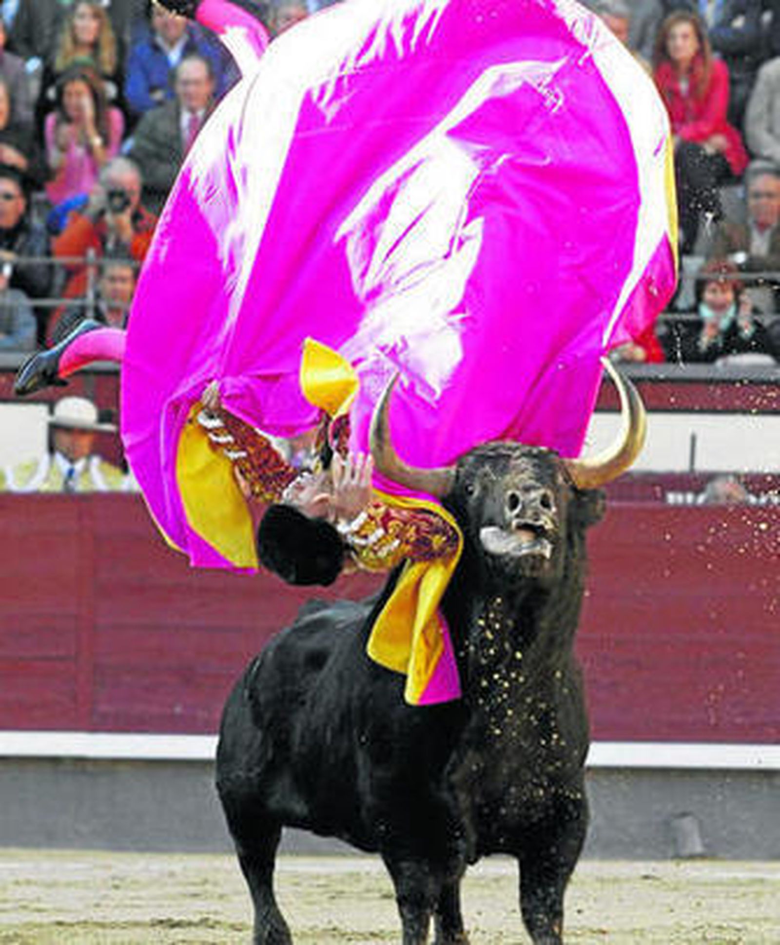 Impresiante voltereta de Eduardo Gallo por el primer toro, en un quite del salmantino.